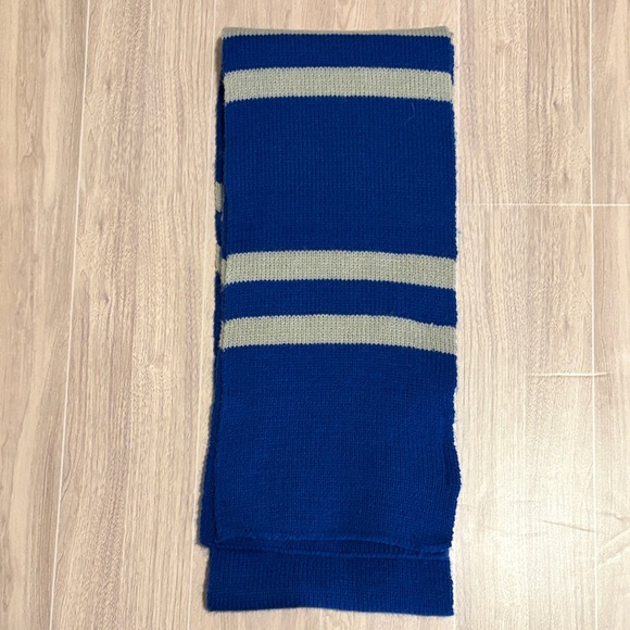 Wizarding World of Harry Potter Ravenclaw Blue and Gray Striped Scarf with Crest - Picture 4 of 7